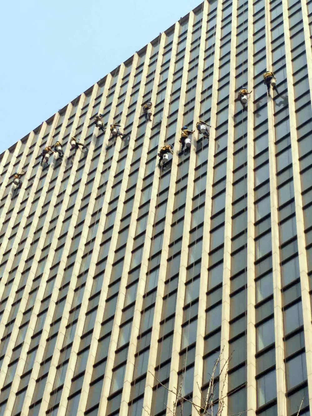 大樓清洗:守護(hù)城市建筑的清潔與美觀